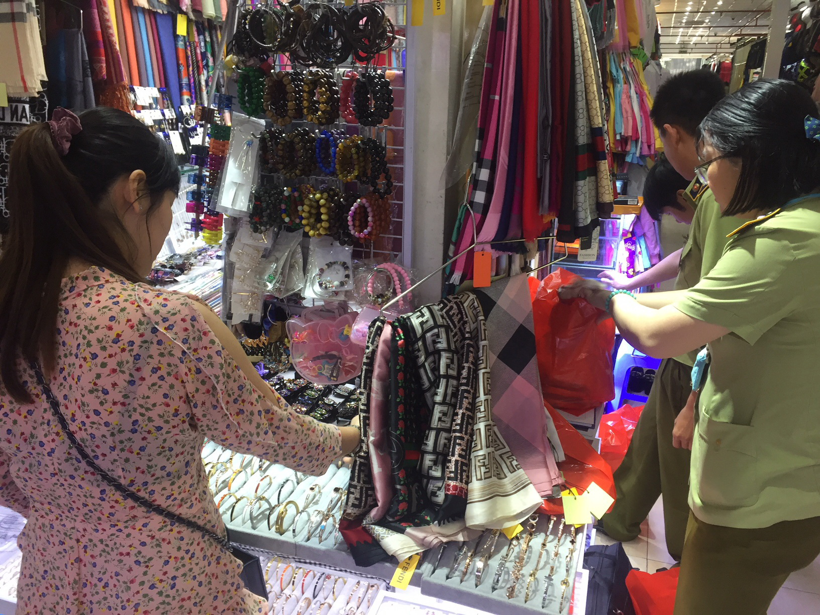 Quản l&yacute; thị trường đồng loạt kiểm tra ở chợ Bến Th&agrave;nh v&agrave; S&agrave;i G&ograve;n Square - Ảnh 6.