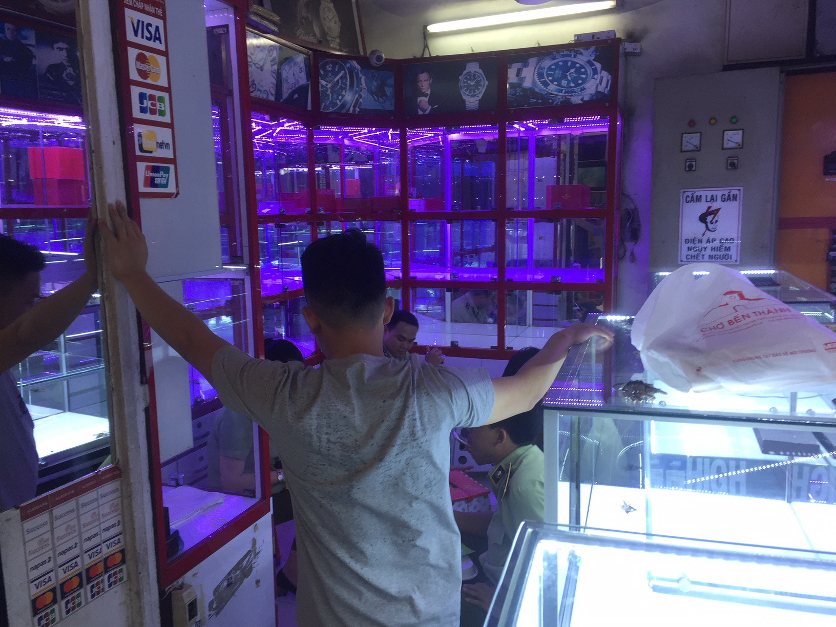 Quản l&yacute; thị trường đồng loạt kiểm tra ở chợ Bến Th&agrave;nh v&agrave; S&agrave;i G&ograve;n Square - Ảnh 11.