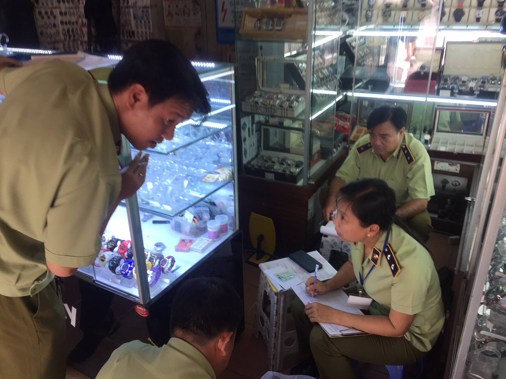 Quản l&yacute; thị trường đồng loạt kiểm tra ở chợ Bến Th&agrave;nh v&agrave; S&agrave;i G&ograve;n Square - Ảnh 13.