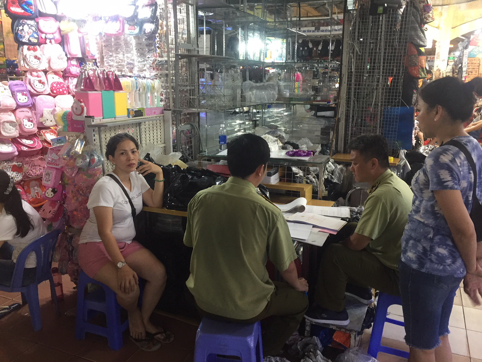 Quản l&yacute; thị trường đồng loạt kiểm tra ở chợ Bến Th&agrave;nh v&agrave; S&agrave;i G&ograve;n Square - Ảnh 14.