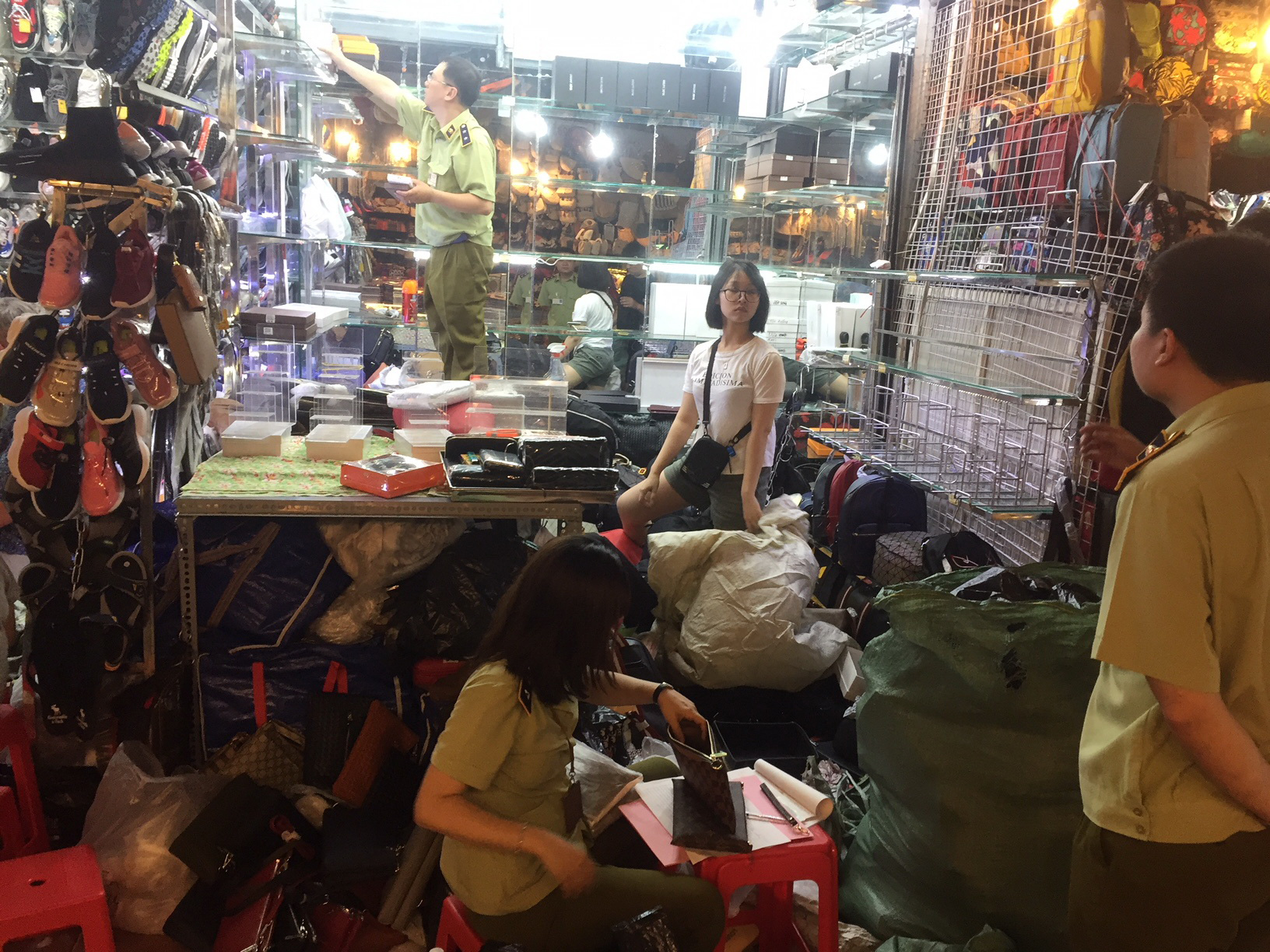 Quản l&yacute; thị trường đồng loạt kiểm tra ở chợ Bến Th&agrave;nh v&agrave; S&agrave;i G&ograve;n Square - Ảnh 16.