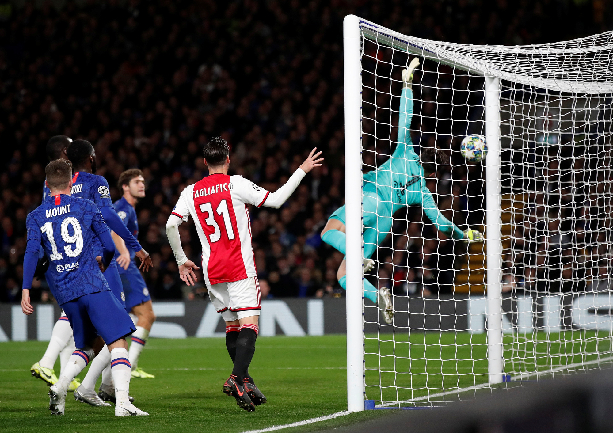 Trọng t&agrave;i xuống tay 2 thẻ đỏ, Chelsea cầm h&ograve;a Ajax 8 b&agrave;n thắng - Ảnh 2.