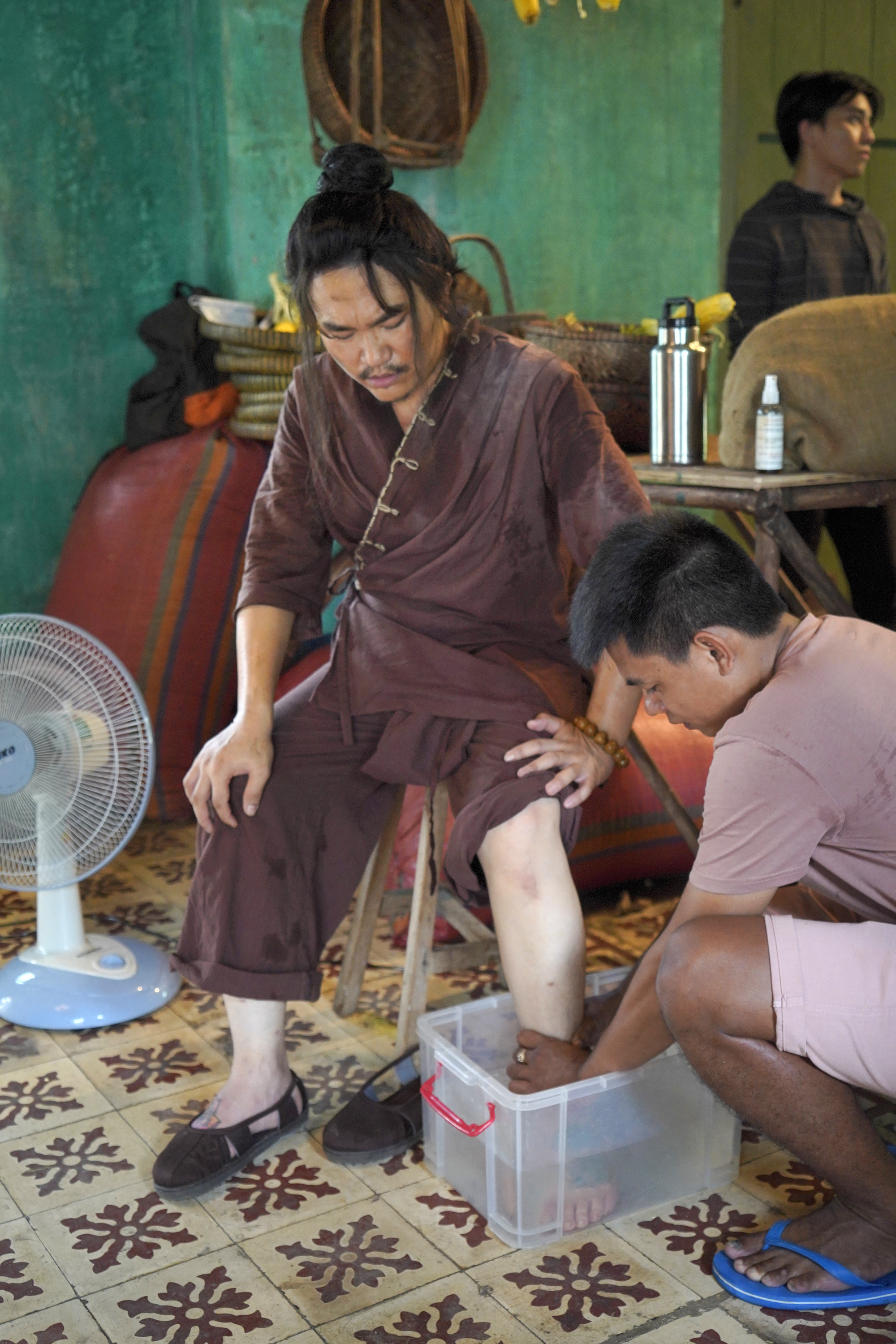 Đại Nghĩa, Quang Trung lăn xả tr&ecirc;n trường quay Ph&aacute;p sư m&ugrave; - Ảnh 2.