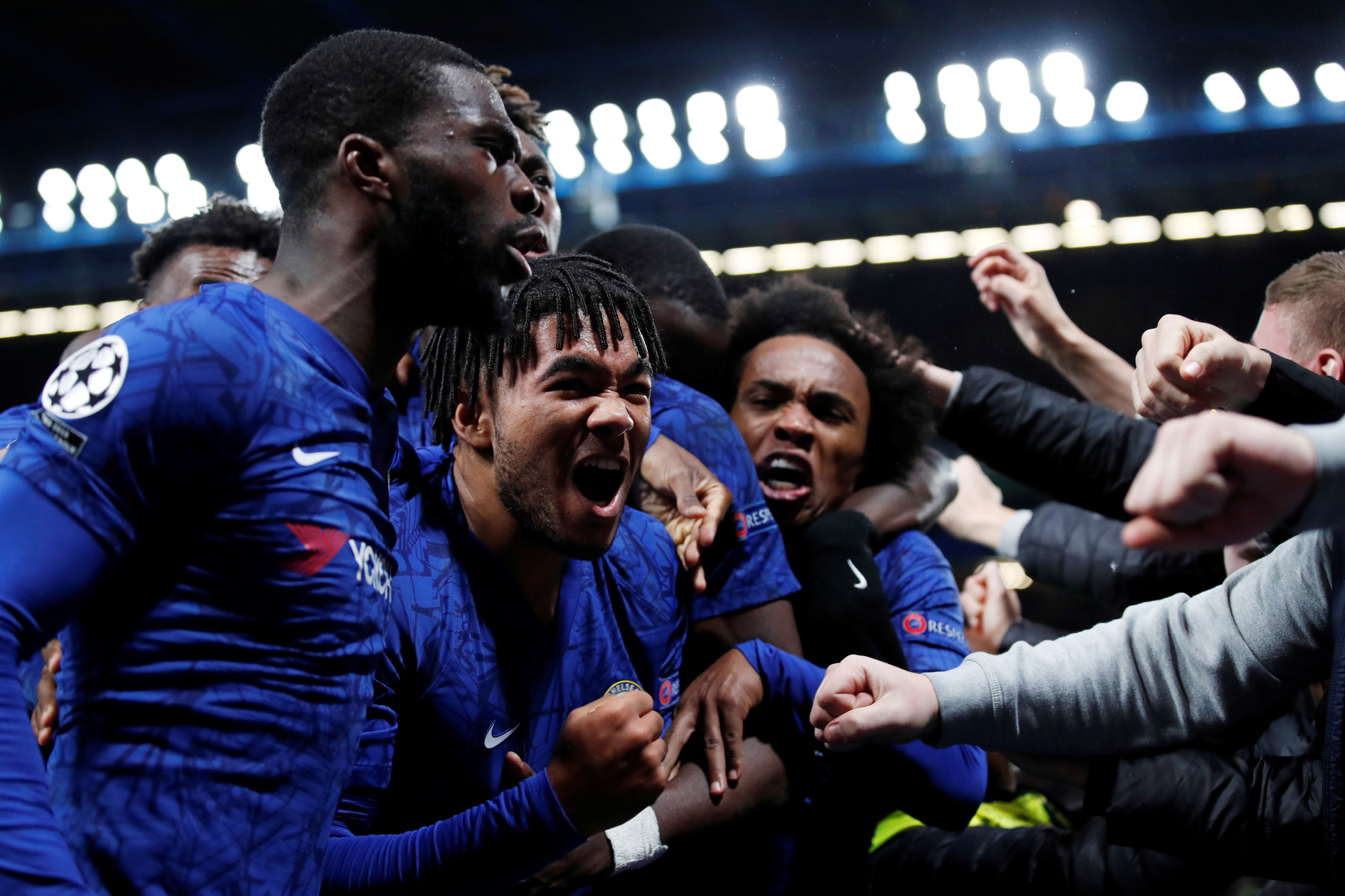 Trọng t&agrave;i xuống tay 2 thẻ đỏ, Chelsea cầm h&ograve;a Ajax 8 b&agrave;n thắng - Ảnh 5.