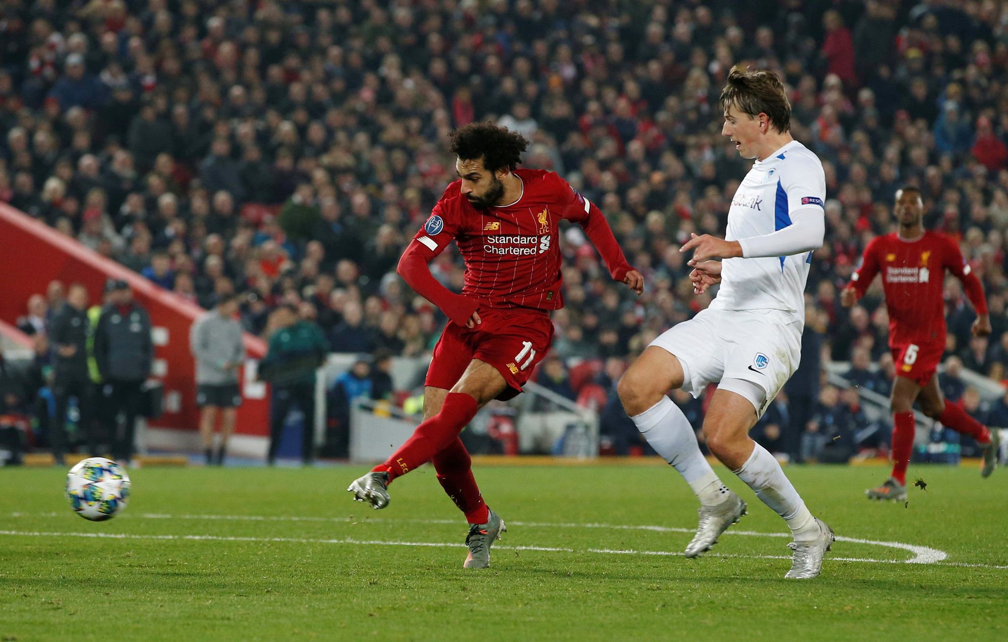 Thần t&agrave;i tỏa s&aacute;ng, Liverpool l&ecirc;n ng&ocirc;i đầu bảng Champions League - Ảnh 1.