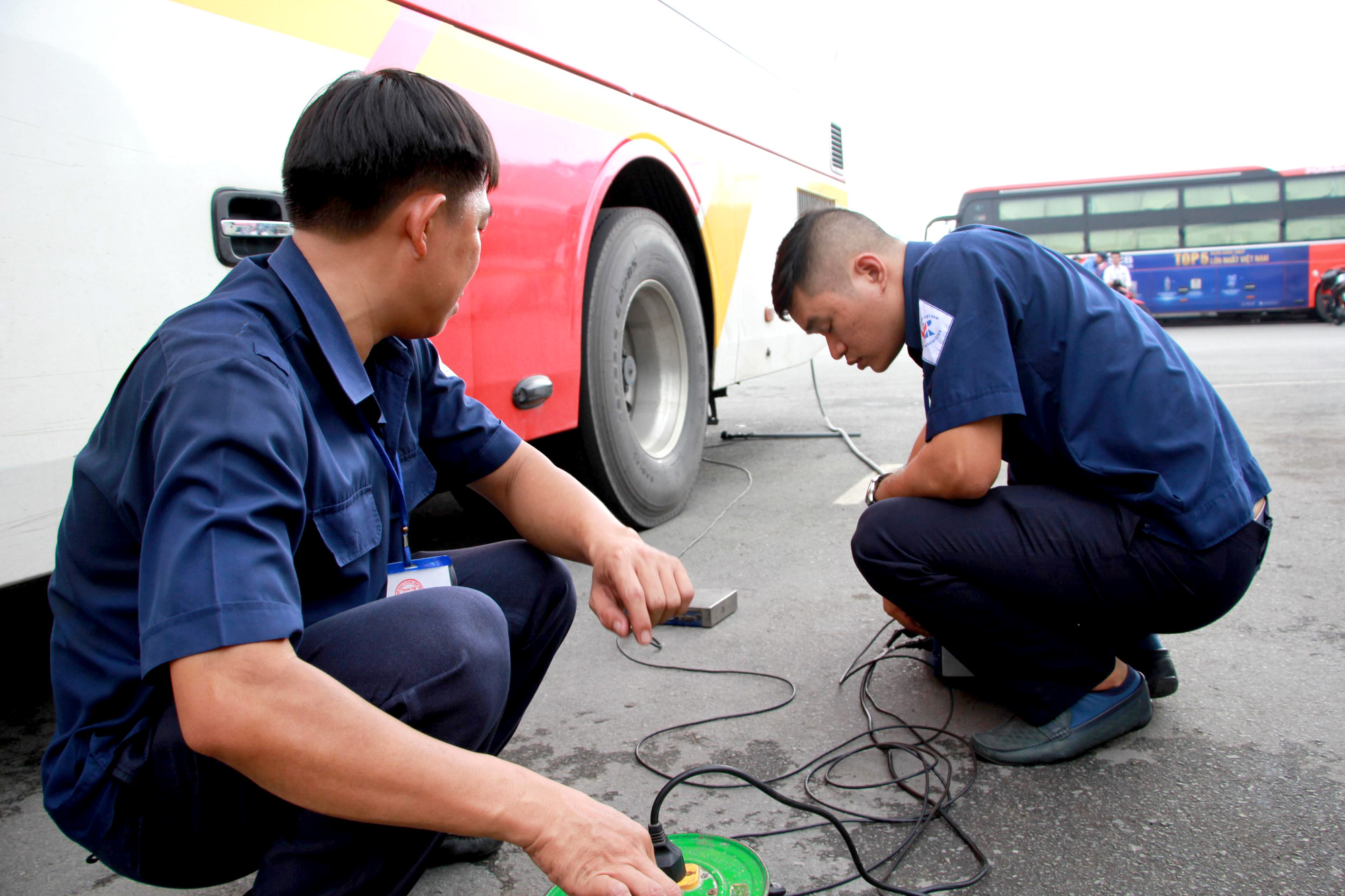 Cận cảnh TP HCM chốt chặn kiểm tra kh&iacute; thải &ocirc;t&ocirc; - Ảnh 3.