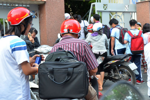 Bỏ cấp phép dạy thêm, lo học thêm biến tướng - Ảnh 1.