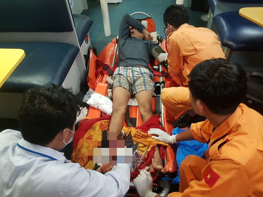 Cứu ngư d&acirc;n bị tai nạn lao động, đứt l&igrave;a b&agrave;n ch&acirc;n khi đang h&agrave;nh nghề tr&ecirc;n biển - Ảnh 3.