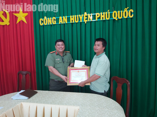 Người h&ugrave;ng liều m&igrave;nh bắt tội phạm ở Ph&uacute; Quốc được tặng bằng khen - Ảnh 1.