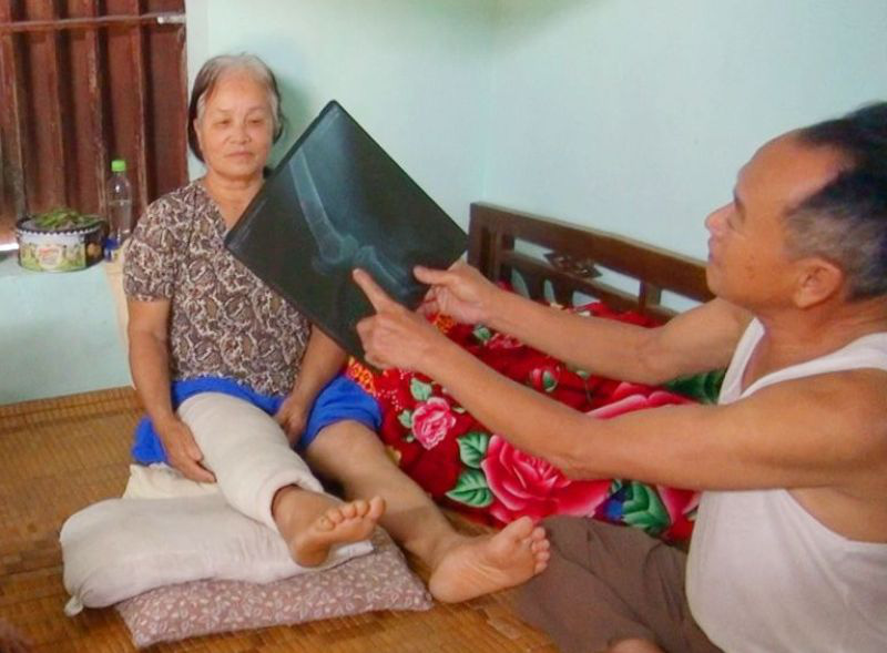 Đàn trâu điên không biết từ đâu tới húc bị thương 15 người dân - Ảnh 2.