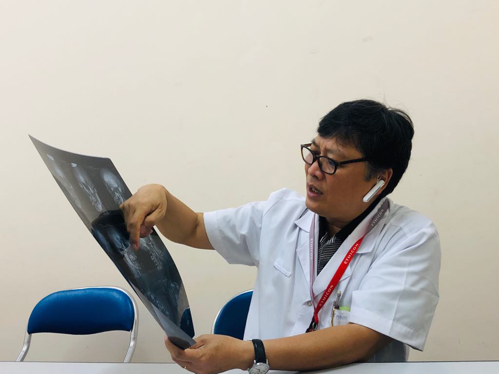 Nam bệnh nhân Hải Phòng ngáo đá giật tóc, lên gối đánh điều dưỡng mang thai 4 tháng - Ảnh 2.