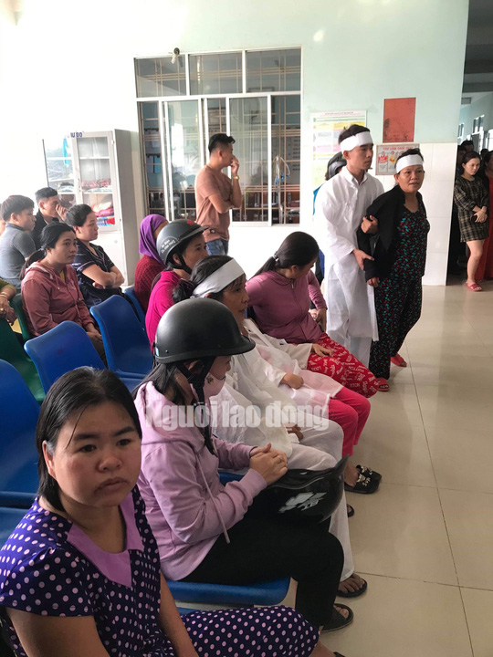 Thanh ni&ecirc;n &ldquo;đột tử&rdquo;, người nh&agrave; bức x&uacute;c mang &aacute;o tang k&eacute;o tới bệnh viện - Ảnh 3.