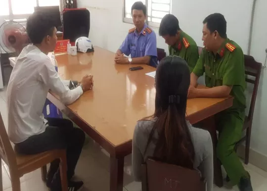 Đi nhậu với g&atilde; trai quen qua mạng, thiếu nữ bị chở v&agrave;o đường vắng hiếp d&acirc;m - Ảnh 1.