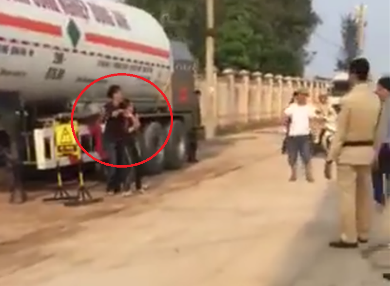 CLIP: Kẻ nghi ng&aacute;o đ&aacute; cầm dao khống chế nhiều người g&acirc;y n&aacute;o loạn Khu kinh tế Nghi Sơn - Ảnh 2.