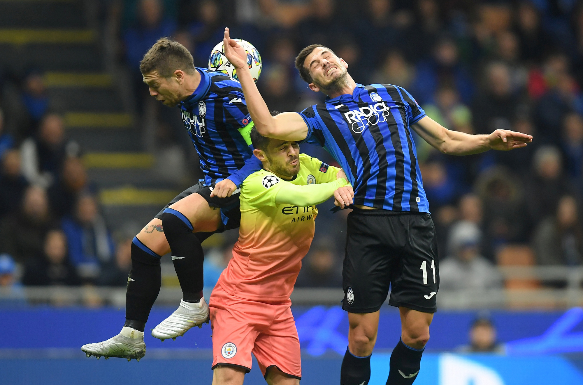 Dùng hậu vệ làm thủ môn, Man City lần đầu mất điểm tại Champions League