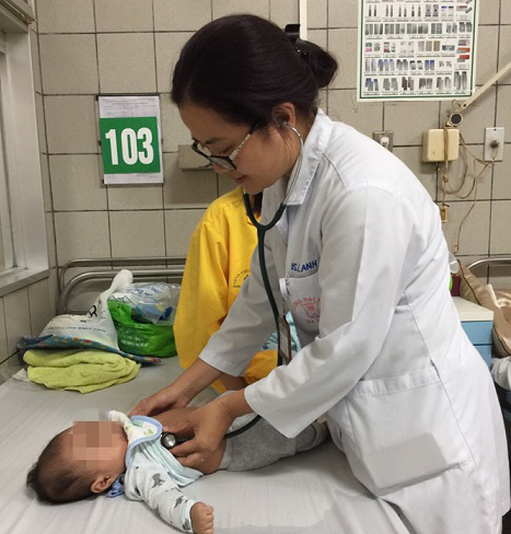 B&aacute;c sĩ nhi n&oacute;i về th&ocirc;ng tin virus cực nguy hiểm l&acirc;y qua những nụ h&ocirc;n - Ảnh 2.
