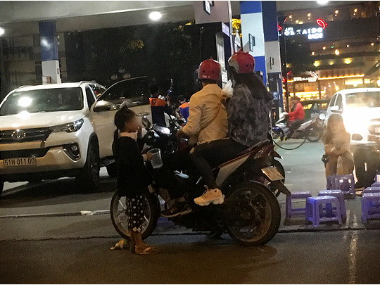 Loạt ảnh đặc tả cảnh trẻ thơ bị đày đọa công khai ở TP HCM - Ảnh 4.