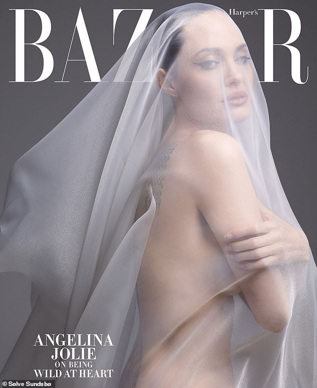 Angelina Jolie gây choáng với bộ ảnh nude ở tuổi 44 - Ảnh 1.