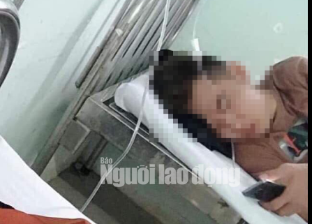 Thanh ni&ecirc;n &ldquo;đột tử&rdquo;, người nh&agrave; bức x&uacute;c mang &aacute;o tang k&eacute;o tới bệnh viện - Ảnh 2.