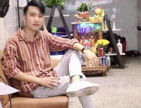 Thanh niên “đột tử”, người nhà bức xúc mang áo tang kéo tới bệnh viện