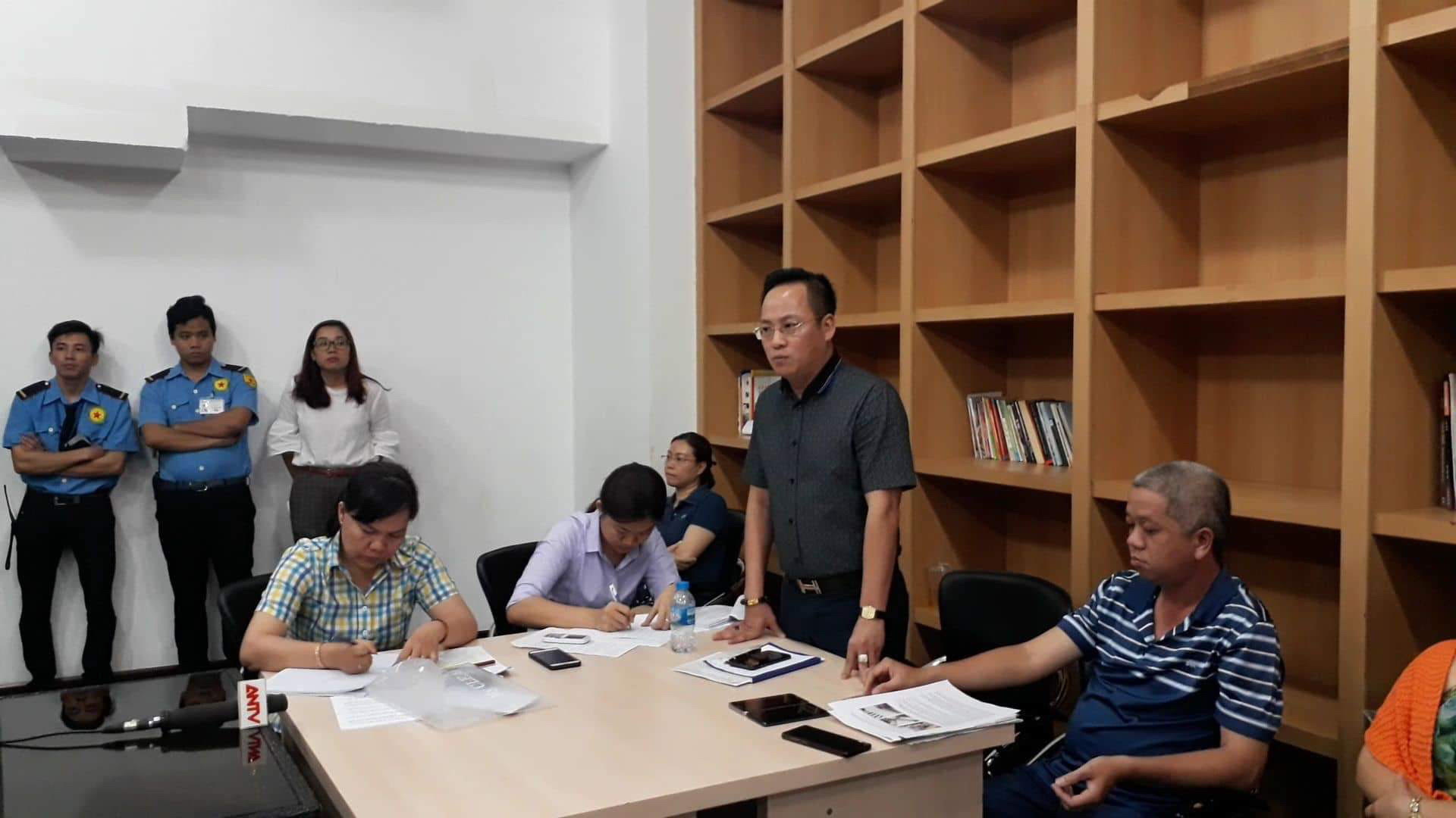Vụ nghi bé trai bị mẹ kế và bố bạo hành: Kiện chủ tịch UBND phường 15, quận 11
