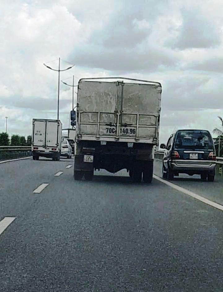Cao điểm tổng kiểm so&aacute;t xe tr&ecirc;n cao tốc - Ảnh 1.