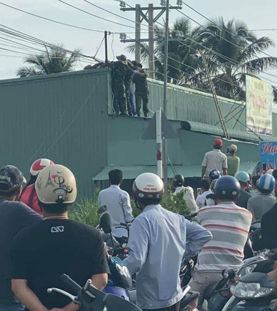 K&eacute;o c&aacute;p viễn th&ocirc;ng ở Ph&uacute; Quốc, 2 sĩ quan qu&acirc;n đội bị điện giật thương vong - Ảnh 1.