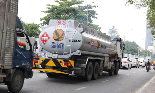 Xe tải nặng tung ho&agrave;nh v&agrave;o giờ cấm: Phơi b&agrave;y điểm yếu kh&oacute; hiểu - Ảnh 2.