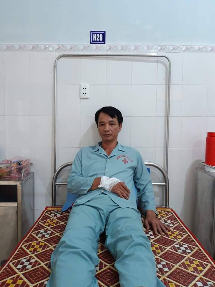 Trưởng ph&ograve;ng bảo vệ rừng bị kẻ lạ mặt h&agrave;nh hung tại trụ sở - Ảnh 1.