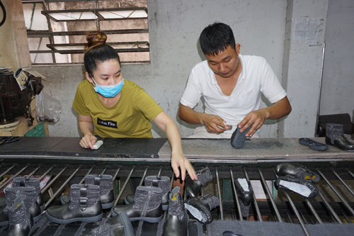 Nên giảm giờ làm cho người lao động - Ảnh 1.