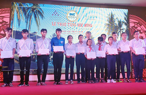 Khánh Hòa: Trao học bổng cho học sinh vượt khó, học giỏi