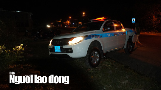 Xe CSGT đang làm nhiệm vụ bị xe tải tông bay qua rãnh nước