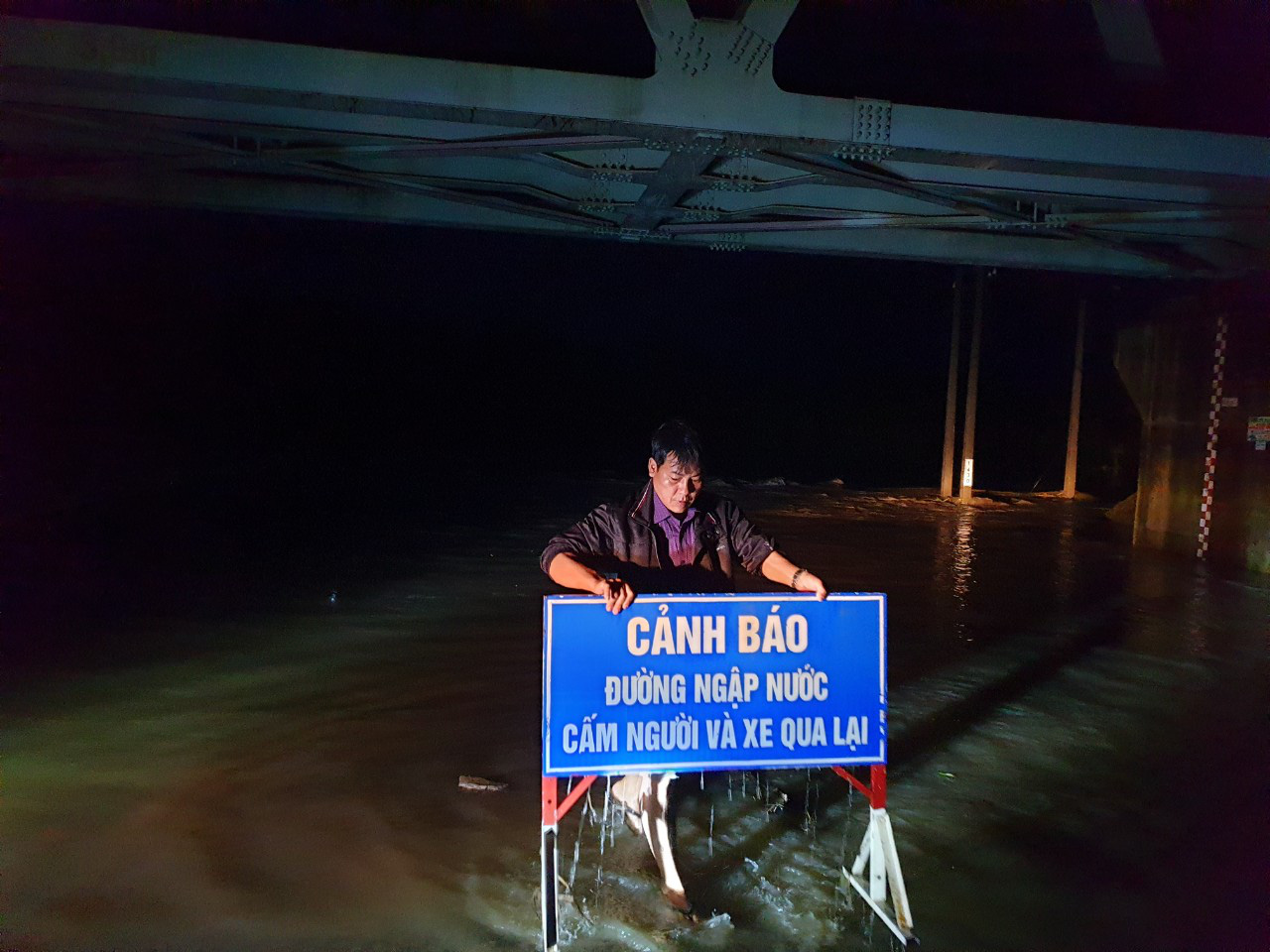 Lo ngại bão số 6 giật mạnh, Phú Yên, Bình Định cho học sinh nghỉ học