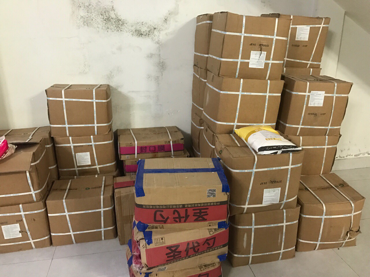 Phát hiện 2 người Trung Quốc ở chui trong kho trà sữa ở Đà Nẵng