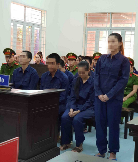 Nữ nh&acirc;n vi&ecirc;n qu&aacute;n bar th&aacute;c loạn tập thể trong nh&agrave; trọ ở Vĩnh Long - Ảnh 1.