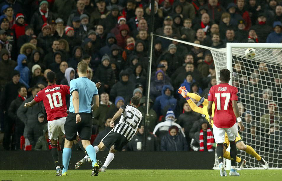 Tam phong M-A-M lập c&ocirc;ng, Man United đại thắng Europa League - Ảnh 6.