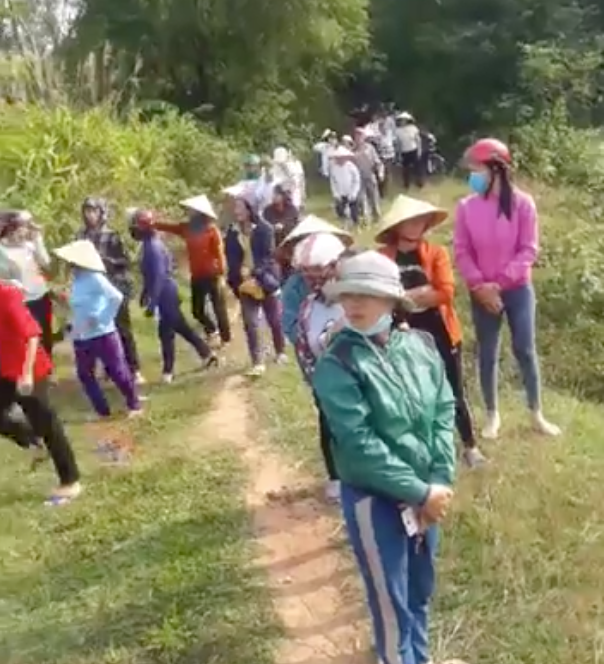 Vụ thi thể nữ sinh lớp 6 mất t&iacute;ch nổi tr&ecirc;n đập nước: B&agrave; nội lạnh l&ugrave;ng thực nghiệm hiện trường - Ảnh 2.