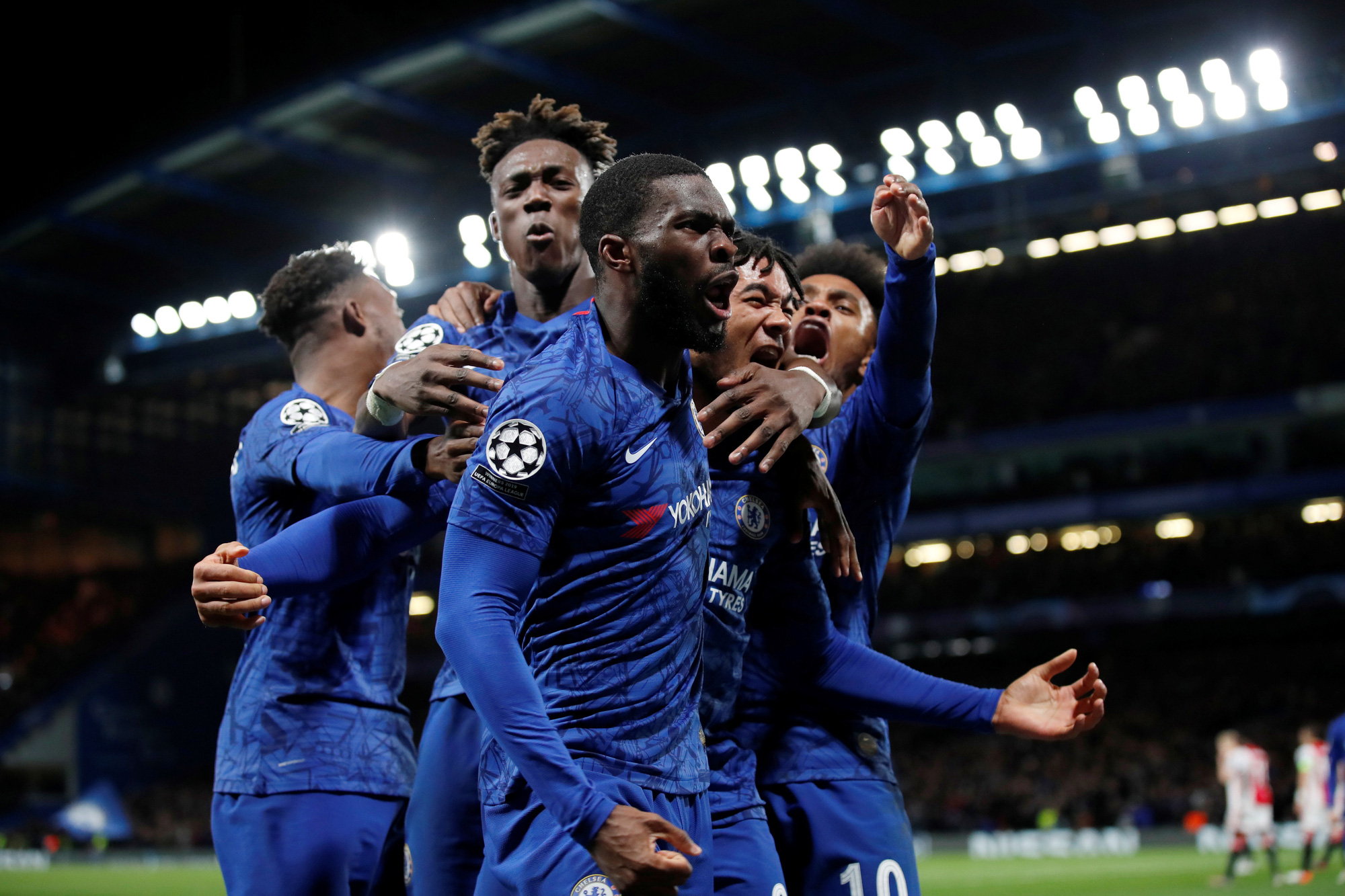 Sao trẻ Abraham quyết ghi bàn, Chelsea mơ soán ngôi Man City