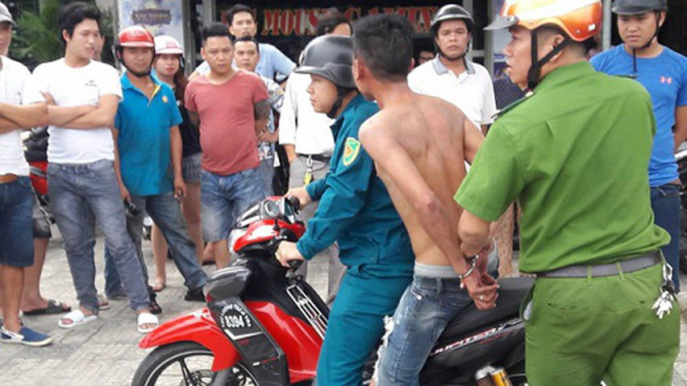 3 cháu bé bị kẻ ngáo đá chém thương tích phải điều trị dự phòng phơi nhiễm HIV
