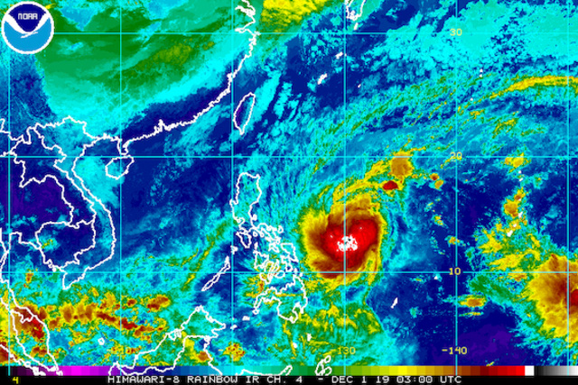 B&atilde;o lớn ầm ầm k&eacute;o tới Philippines, h&agrave;ng ng&agrave;n người d&acirc;n sơ t&aacute;n - Ảnh 3.