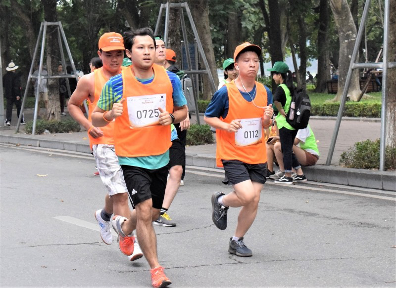 Hơn 2.000 bác sĩ và người dân chạy quanh hồ Gươm vì người bệnh Parkinson