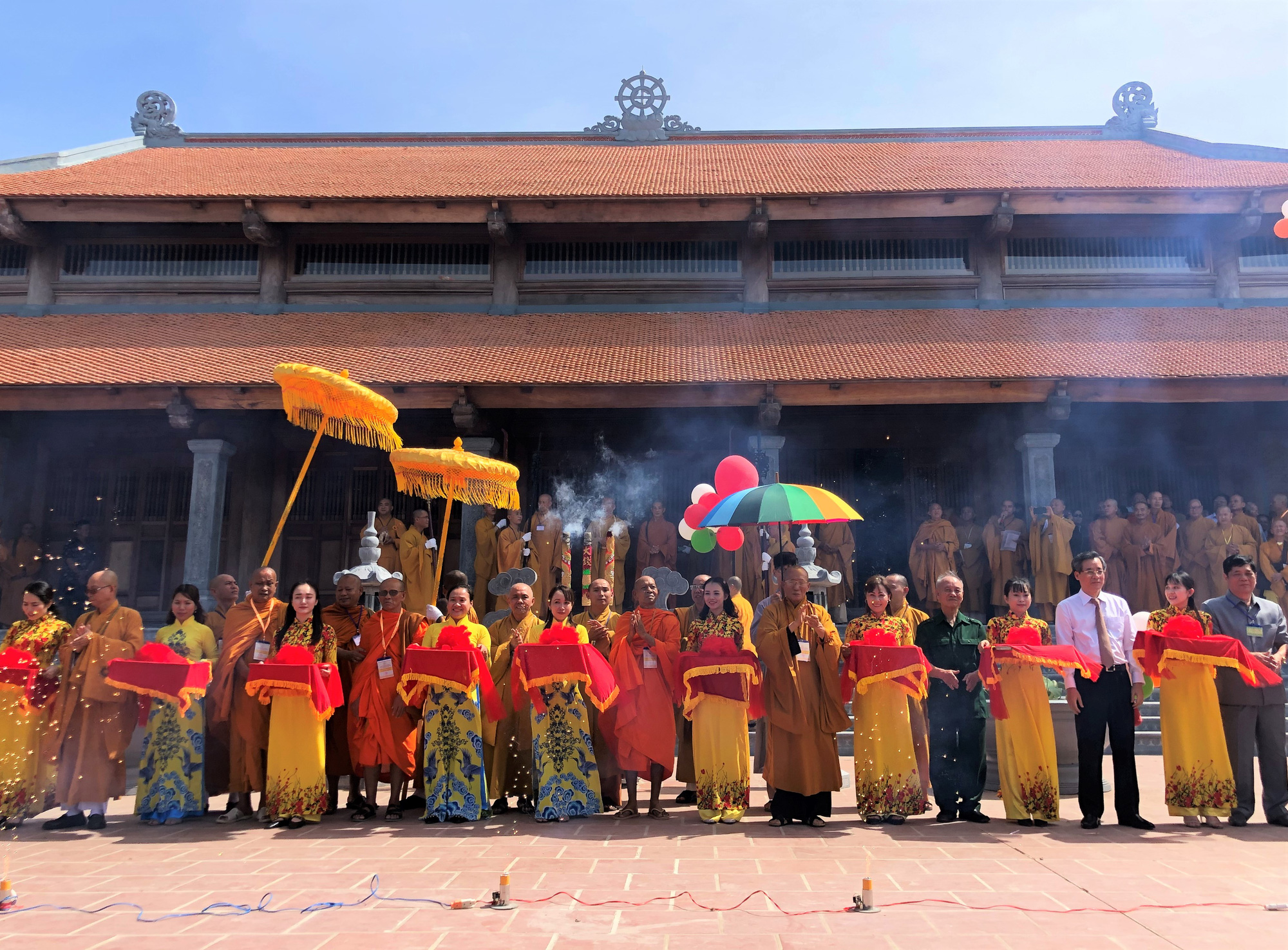 H&agrave;ng ng&agrave;n người đội nắng dự kh&aacute;nh th&agrave;nh Thiền viện Tr&uacute;c L&acirc;m Bạc Li&ecirc;u - Ảnh 2.