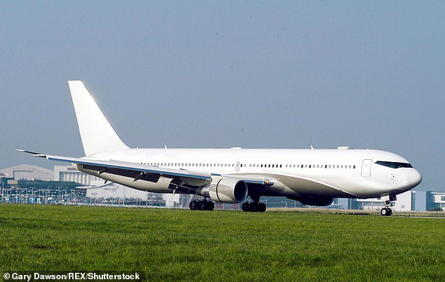 Anh: Bầu trời rền vang khi 2 chiến đấu cơ lao tới chiếc Boeing c&acirc;m lặng - Ảnh 2.