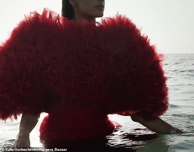 Si&ecirc;u mẫu Alessandra Ambrosio tung loạt ảnh cứu h&agrave;nh tinh - Ảnh 6.
