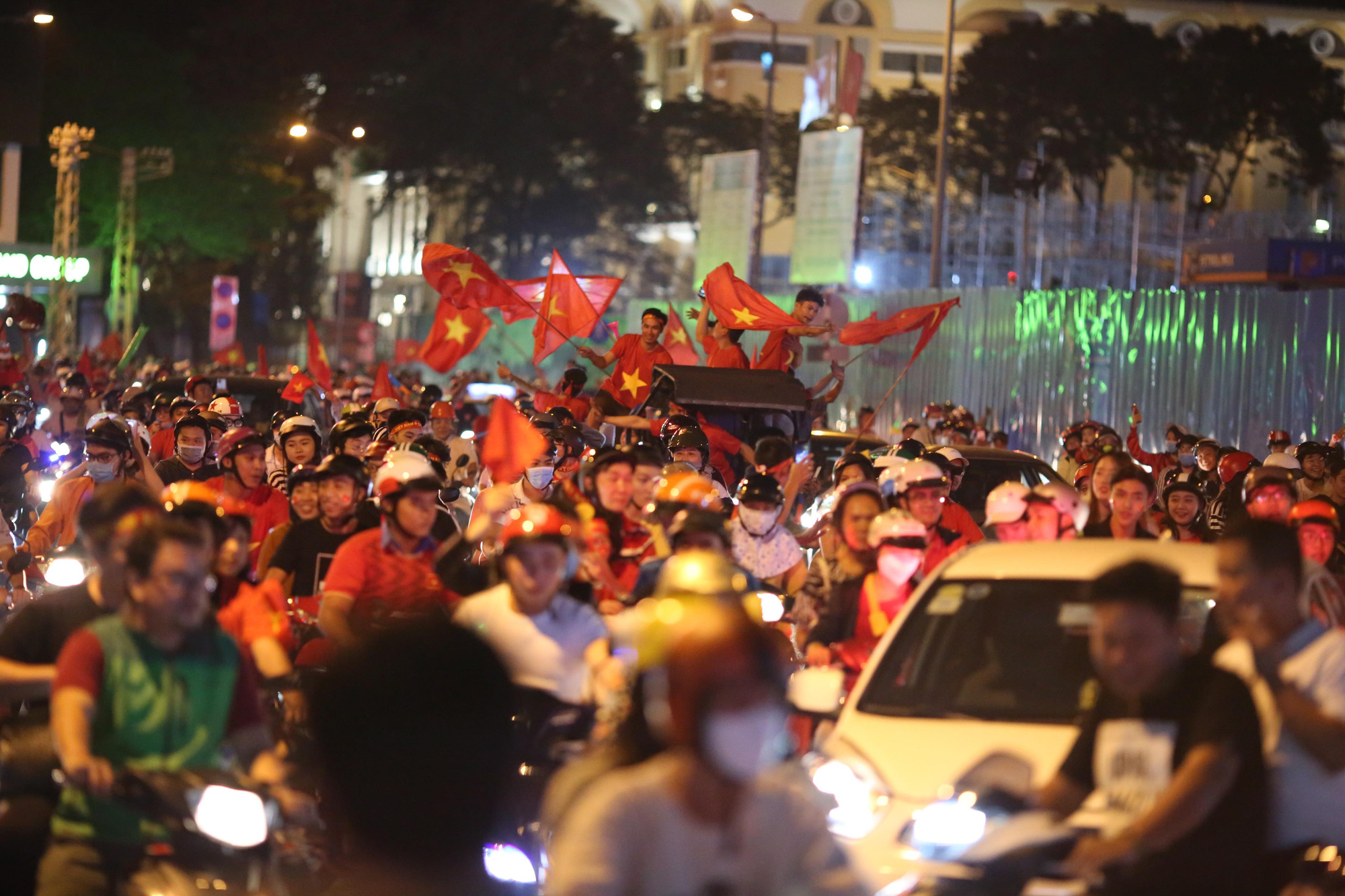 Triệu người vui mừng tột độ, hô vang "Việt Nam vô địch!"