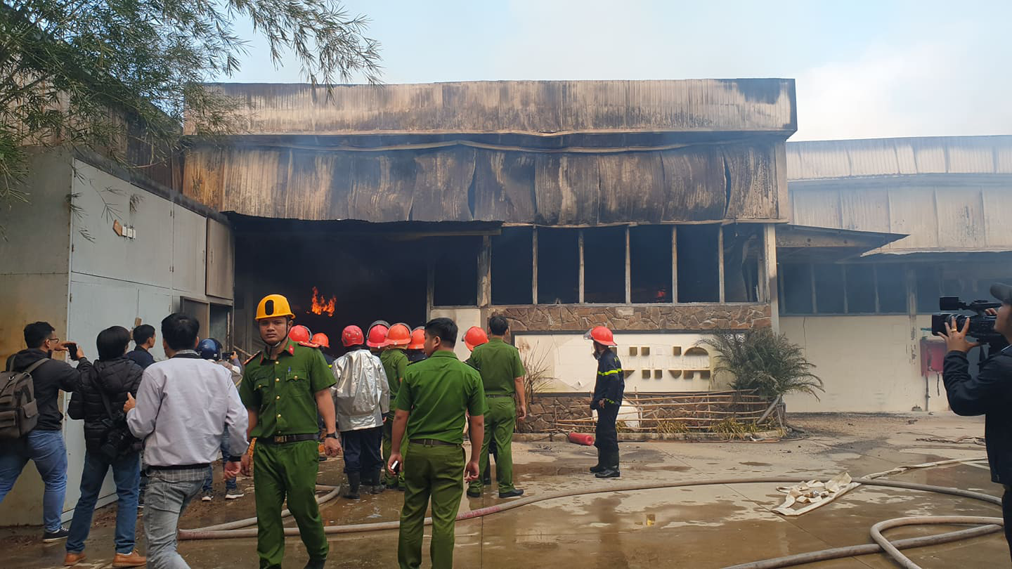 Đ&agrave; Nẵng: Xưởng gỗ bốc ch&aacute;y dữ dội sau chập điện - Ảnh 3.