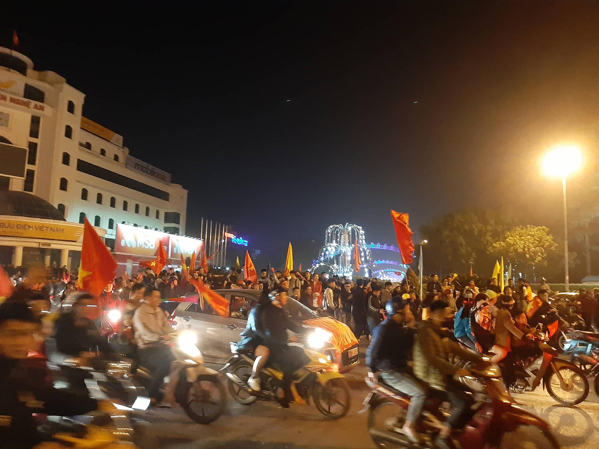 Biển người ra đường ăn mừng U22 Việt Nam vô địch SEA Games 30 - Ảnh 49.