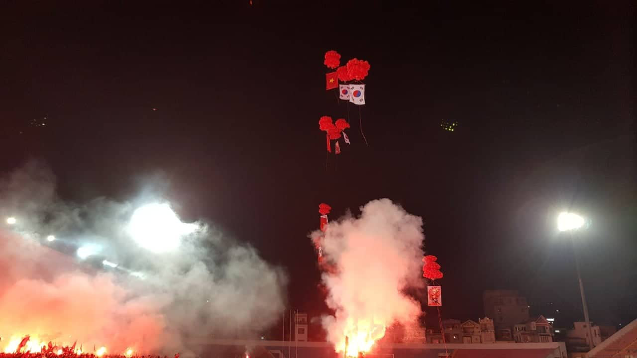 Biển người ra đường ăn mừng U22 Việt Nam vô địch SEA Games 30 - Ảnh 30.