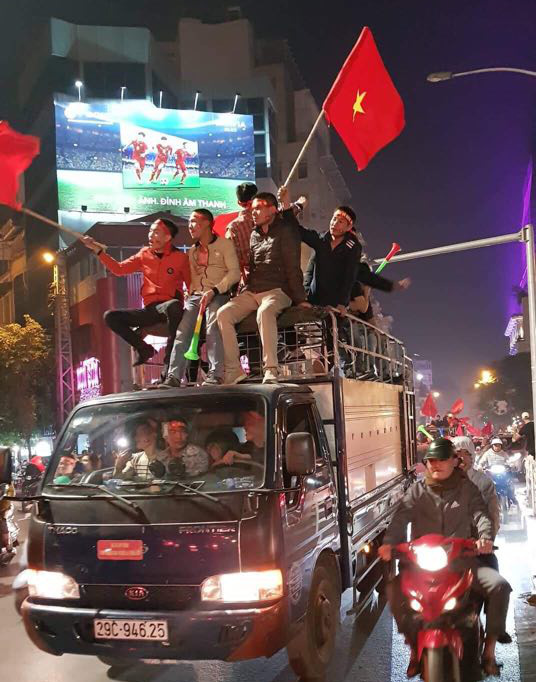 Biển người ra đường ăn mừng U22 Việt Nam vô địch SEA Games 30 - Ảnh 18.