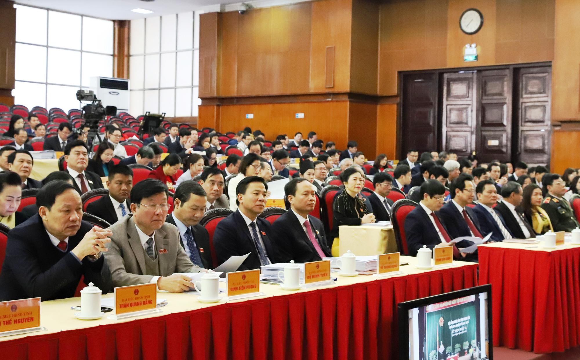 Gi&aacute;m đốc Sở TN-MT Thanh H&oacute;a thừa nhận k&ecirc;nh dẫn nước rất bẩn v&agrave; lo lắng khi uống v&agrave;o cứ thấy b&eacute;o ra - Ảnh 1.